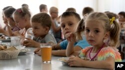 Ukrayna, Rusya'nın savaş sürecinde çocukları yasadışı yollardan ülkesine götürdüğünü belirtiyor. 