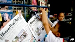Báo Nhật ngữ Phnom Penh Post tại sạp báo ở Campuchia.