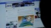 Một người dùng mạng Facebook ở Hà Nội đang xem trang tin Thông tin Chính phủ trong bức ảnh chụp hôm 30/12/2015. Facebook đã phải tăng cường kiểm duyệt tin "chống phá nhà nước" sau khi bị Việt Nam yêu cầu, theo Reuters.