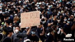 Những người biểu tình bên ngoài trụ sở chính ở Hong Kong hôm 21/6. Các nhà hoạt động ở đặc khu này đang gây quỹ để đưa dự luật dẫn độ gây tranh cãi vào nghị trình cuộc họp G20 sẽ diễn ra trong tuần này ở Nhật Bản.