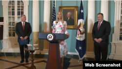Cố vấn Tổng thống Ivanka Trump phát biểu hôm 25/6/2020, cùng Ngoại trưởng Hoa Kỳ Mike Pompeo (phải), và Đại sứ John Richmond, trong lễ công bố phúc trình thường niên 2020 về Buôn người. Photo US Department of State via YouTube.
