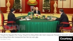 Các ông Nguyễn Phú Trọng, Thongloun Sisoulith và Hun Sen tại cuộc gặp tại Hà Nội. (Hình: Trích xuất từ website báo Thanh Niên, hình via TTXVN)