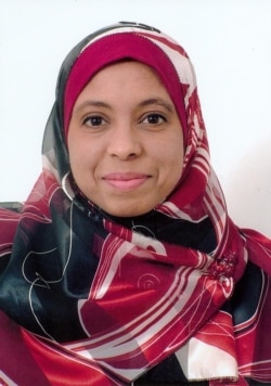 Kahire’deki Amerikan Üniversitesi’nde klinik ve toplumsal psikoloji dersleri veren Profesör Mona Amer, Amerika’da yaşayan Araplar arasında üzüntü, depresyon, anksiyete ve güvensizlik duygusunun yaygın olduğunu kaydediyor