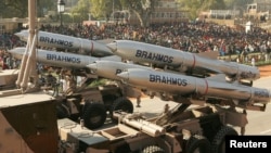 Tên lửa hành trình chống hạm siêu âm BrahMos của Ấn Độ trong một cuộc diễu binh tại New Delhi. Bộ trưởng Quốc phòng Ấn Độ cho biết nước này sẽ sản xuất vũ khí tại các nhà máy liên doanh ở Việt Nam.