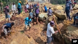Dân làng lùng sục đào xới sau vụ sạt lở đất ở Yambali, vùng Cao nguyên Papua New Guinea, ngày 26 tháng 5 năm 2024.