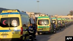 گیارہ دسمبر 2023کو غزہ سے ملحق مصر کی رفح سرحد سے غزہ میں داخل ہونے والی ہلال احمر کی ایمبولینسز۔۔ فوٹو اے ایف پی