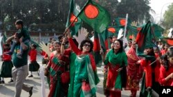 بنگلہ دیش میں لوگ یوم آزادی منا رہے ہیں۔ (فائل)