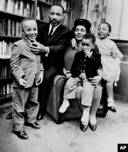 اس 17 مارچ 1963 کی فائل فوٹو میں، ڈاکٹر مارٹن لوتھر کنگ جونیئر اور ان کی اہلیہ، کوریٹا سکاٹ کنگ، اپنے چار بچوں میں سے تین کے ساتھ اپنے اٹلانٹا،کے گھر میں ں۔ بائیں سے ہیں: مارٹن لوتھر کنگ ، 5، ڈیکسٹر سکاٹ، 2، اور یولینڈا ڈینس، 7۔