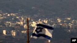 Cờ Israel trước ngôi làng Majdal Shams trên Cao Nguyên Golan do Israel kiểm soát 