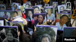Học sinh cầm chân dung các cựu "an úy phụ" Hàn Quốc tại cuộc biểu tình phản đối chính phủ Nhật trước Đại sứ quán Nhật Bản ở Seoul.