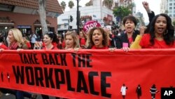 لاس اینجلس میں خواتین کام کی جگہوں پر ہراساں کیے جانے کے خلاف احتجاج کر رہی ہیں۔ فائل فوٹو