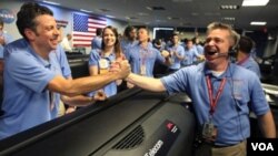 ناسا میں خلائی گاڑی، کیوراسیٹی، کے کامیابی کے ساتھ مریخ پر اترنے کی خوشیاں