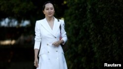 Giám đốc tài chính của Huawei, bà Mạnh Vãn Chu, rời nhà để đến phiên toà tại Vancouver, Canada, vào ngày 30/9/2019.