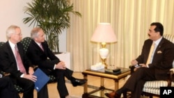 امیکی قانون سازوں کا ایک وفد پاکستانی وزیر اعظم یوسف رضا گیلانی سے ملاقات کررہا ہے۔ فائل