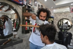 بالوں میں لیئر ڈالنے کے لیے علی عباس گوشت کے ٹکڑے کرنے والے بغدے کا بھی استعمال کرتے ہیں۔