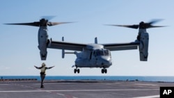 Máy bay MV-22 Osprey của Thủy quân lục chiến Hoa Kỳ thực hành cất cánh và hạ cánh trên sàn đáp của HMAS Adelaide ở Quần đảo Whitsunday ngoài khơi Australia trong Cuộc tập trận Sea Raider vào ngày 7 tháng 8 năm 2023 .