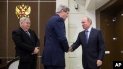 Ngoại trưởng Mỹ John Kerry được Tổng thống Nga Vladimir Putin chào đón tại Sochi, ngày 12/5/2015.
