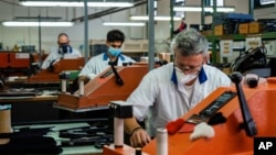 اٹلی کے شہر وومانٹو میں قائم جوتے بنانے کی ایک فیکٹری میں 4 مئی سے کام شروع ہو گیا ہے۔ 4 مئی 2020