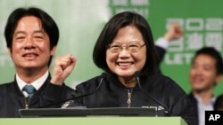 Tổng thống Thái Anh Văn mừng chiến thắng bầu cử của bà với những người ủng hộ ở Đài Bắc, Đài Loan, ngày 11 tháng 1, 2020.