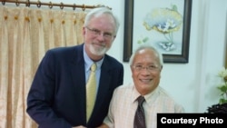 Ðại sứ Hoa Kỳ tại Việt Nam David Shear (trái) gặp gỡ Bác sĩ Nguyễn Đan Quế tại Sài Gòn ngày 17/8/2012