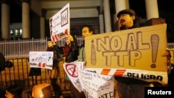 Biểu ngữ phản đối TPP trong cuộc biểu tình chống thỏa thuận TPP trước Quốc hội Chile ở thành phố Valparaiso, Chile, ngày 6/6/16. 