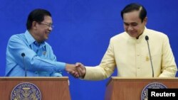 Thủ tướng Campuchia Hun Sen bắt tay Thủ tướng Thái Lan Prayuth Chan-ocha trong cuộc họp báo sau lễ ký kết thỏa thuận tại tòa nhà chính phủ ở Bangkok, Thái Lan, ngày 19/12/2015.