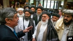  روسی صدارتی ایلچی ضمیر کبولوف ماسکو میں طالبان گروپ کے اعلیٰ سیاسی رہنما ملا عبدالغنی برادر اور وفد کے دورے ارکان سے مذاکرات سے قبل بات کر رہے ہیں، فوٹو اے پی 28 مئی 2019