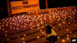 بھارت میں انسانی حقوق کے لئے ایمنسٹی انٹر نیشنل کی شب بیداری۔۔ اے پی فوٹو