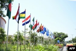جی ٹوئنٹی اجلاس کے وینیو کے قریب شریک ملکوں کے پرچم نصب ہیں، فوٹو اے ایف پی ، 4ستمبر 2023