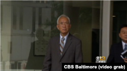 Ông Nghia Hoang Pho rời tòa án liên bang ở thánh phố Baltimore, bang Maryland, ngày 25 tháng 9, 2018, trong một hình ảnh trích từ video của đài CBS Baltimore.
