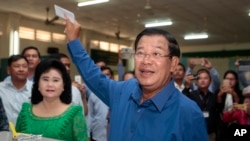 Thủ tướng Hun Sen giơ phiếu bầu trong cuộc bầu cử cấp địa phương ở tỉnh Kandal, Capuchia, ngày 4/6/2017.
