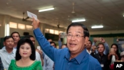 Thủ tướng Campuchia Hun Sen và phu nhân, bà Bun Rany
