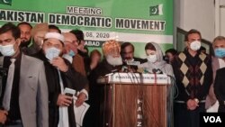 مولانا فضل الرحمن اسلام آباد میں پی ڈی ایم کے اجلاس کے بعد فیصلوں کا اعلان کر رہے ہیں۔ 8 دسمبر 2020