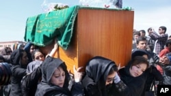 افغان عورتیں فرخندہ ملک زادہ کا جنازہ اٹھائے ہوئے۔