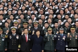 Tổng thống Hàn Quốc Park Geun-Hye và các sĩ quan Hàn Quốx tại Gyeryongdae, ngày 4/3/2016.