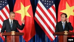 Tổng thống Hoa Kỳ Barack Obama (trái) và Chủ tịch nước Việt Nam Trần Đại Quang phát biểu trong một cuộc họp báo tại Trung tâm Hội nghị Quốc tế ở Hà Nội, Việt Nam, ngày 23 tháng 5 năm 2016.