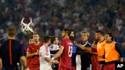 Ẩu đả trên sân buộc trọng tài phải cho ngưng trận đấu giữa Albania và Serbia ở phút thứ 41, khi tỉ số đang là 0-0.