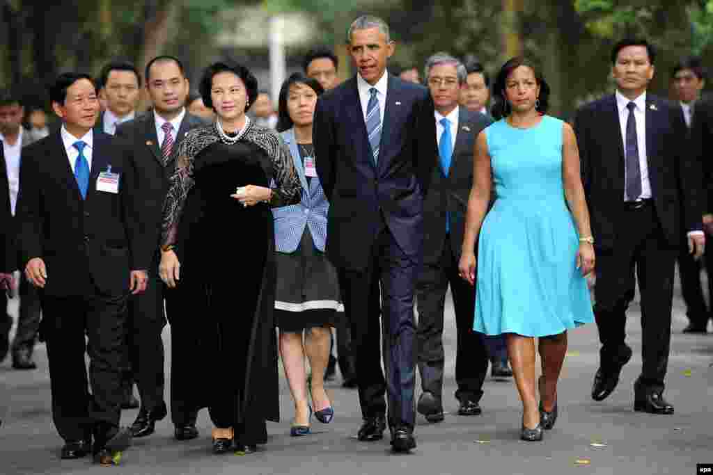 Tổng thống Mỹ Barack Obama đi bộ cùng Chủ tịch Quốc Hội Nguyễn Thị Kim Ngân tại phủ Chủ tịch ở Hà Nội.
