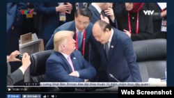 Tổng thống Mỹ Donald Trump và Thủ tướng Việt Nam Nguyễn Xuân Phúc tại G20 ở Osaka, Nhật Bản, ngày 28/6/2019. Ông Trump hôm 26/6 chỉ trích Việt Nam vì lạm dụng thương mại với Mỹ. (Ảnh chụp từ VTV1)