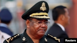 Tướng Hing Bun Hieng, người đứng đầu Đơn vị Vệ sĩ Thủ tướng Chính phủ (PMBU), bị chế tài vì “lãnh đạo của một thực thể dính líu đến việc xâm phạm nhân quyền nghiêm trọng.”