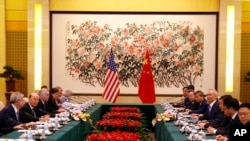Bộ trưởng Thương mại Mỹ Wilbur Ross, thứ hai bên trái, và Phó Chủ tịch TQ Lưu Hạc (thứ tư bên phải) gặp gỡ ở Bắc Kinh ngày 3/6/2018 để bàn về cam kết của TQ sẽ mua thêm hàng hóa Mỹ sau khi Washington đói áp thuế mới đối với hàng TQ. (AP Photo/Andy Wong, Pool) 