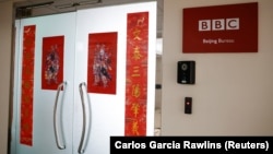 Biển hiệu của đài BBC tại văn phòng của họ ở Bắc Kinh, Trung Quốc, 12/2/2021.