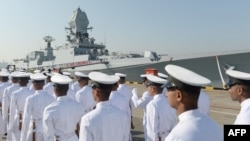 Tàu hải quân Ấn Độ INS Kolkata trong bức ảnh chụp hồi tháng 12/2016. Khu trục hạm mang tên lửa dẫn đường này nằm trong số hai tàu của Ấn Độ đang cập cảng ở quốc đảo Thái Bình Dương Papua New Guinea.