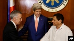 Tổng thống Philippines Rodrigo Duterte, phải, chào đón Đại sứ Mỹ tại Philippines Philip S. Goldberg, trái, và Ngoại trưởng Mỹ John Kerry tại dinh tổng thống ở Manila, Philippines, 27/7/2016.