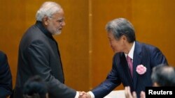 Thủ tướng Ấn Độ Narendra Modi (trái) và Chủ tịch Liên đoàn Doanh nghiệp Nhật Bản Sadayuki Sakakibara tại Tokyo, ngày 1/9/2014.