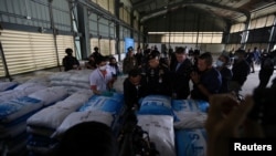 Các giới chức kiểm tra 11,5 tấn ma túy ketamine, trị giá 991 triệu USD, lượng ma túy lớn kỷ lục từng bị thu giữ tại Thái Lan, tại một nhà kho ở Chachoengsao, ngày 12/11/2020. Office of the Narcotics Control Board/Handout via REUTERS 
