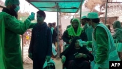 افغانستان سے پاکستان آنے والوں کی بحالی سے پشاور کے کاروباری حلقے بہت خوش دکھائی دیتے ہیں۔ (فائل فوٹو)
