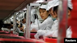 Công nhân tại một nhà máy của Foxconn ở tỉnh Quảng Đông, Trung Quốc. Foxconn, công ty lắp ráp iPhone lớn nhất của tập đoàn Apple, đang xem xét đưa nhà máy của họ tới Việt Nam.