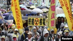 Dân chúng Ðài Loan biểu tình chống hạt nhân dưới trời mưa tại Đài Bắc, ngày 8/3/2014.