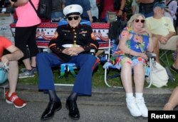 دوسری جنگ عظیم میں حصہ لینے والا 93 سالہ سابق فوجی سارجنٹ بروس ہیل مین،’ رولنگ تھنڈر پریڈ‘ کے موقع پر۔ 26 مئی 2019